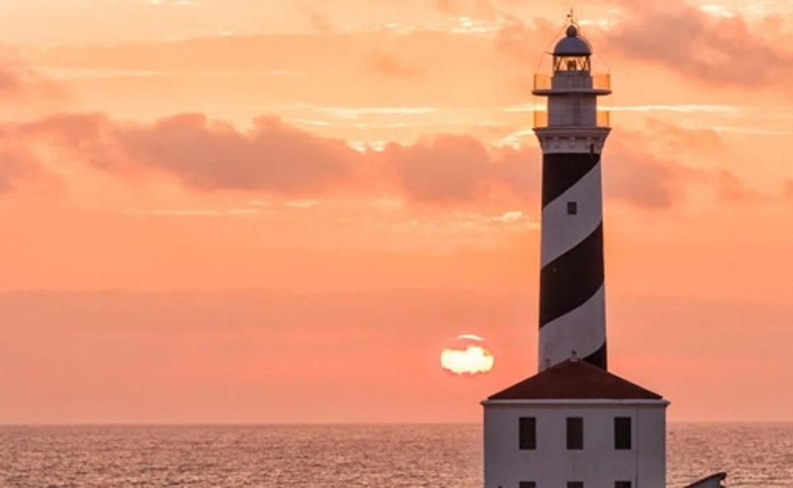 Sunsets and viewpoints of the southwest: the Cap de sa Mola lighthouse and other spots