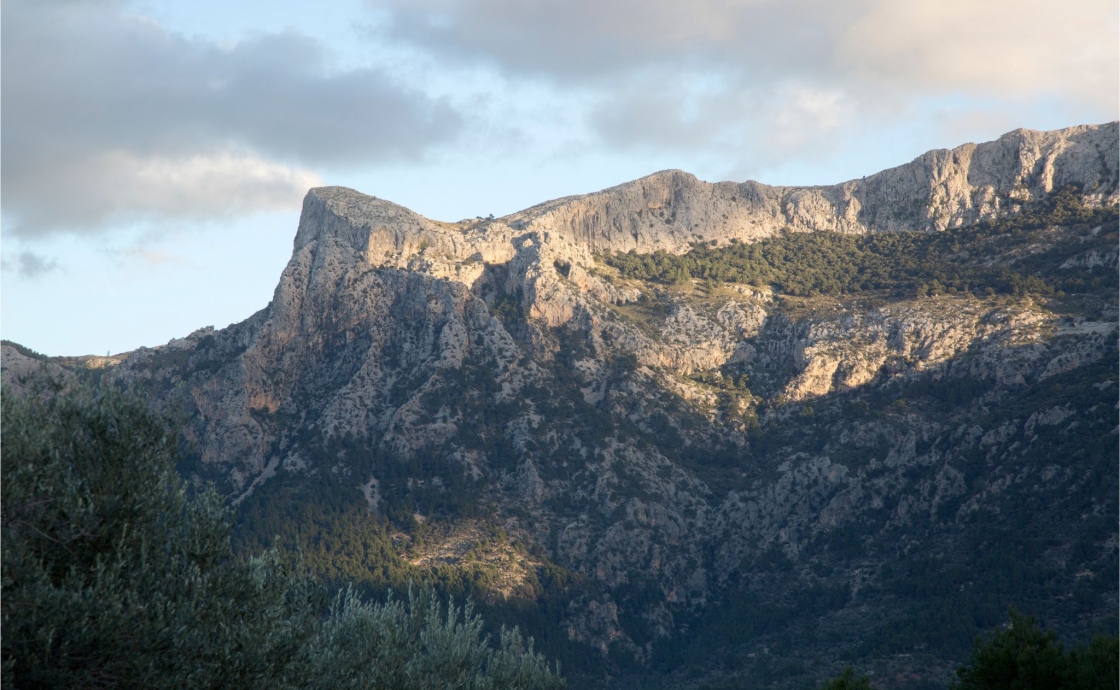 Autumn hiking, the other side of the Tramontana mountain range