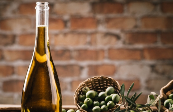Geschmack der Erde: Olivenöl, Mandeln und Wein auf dem Sommertisch